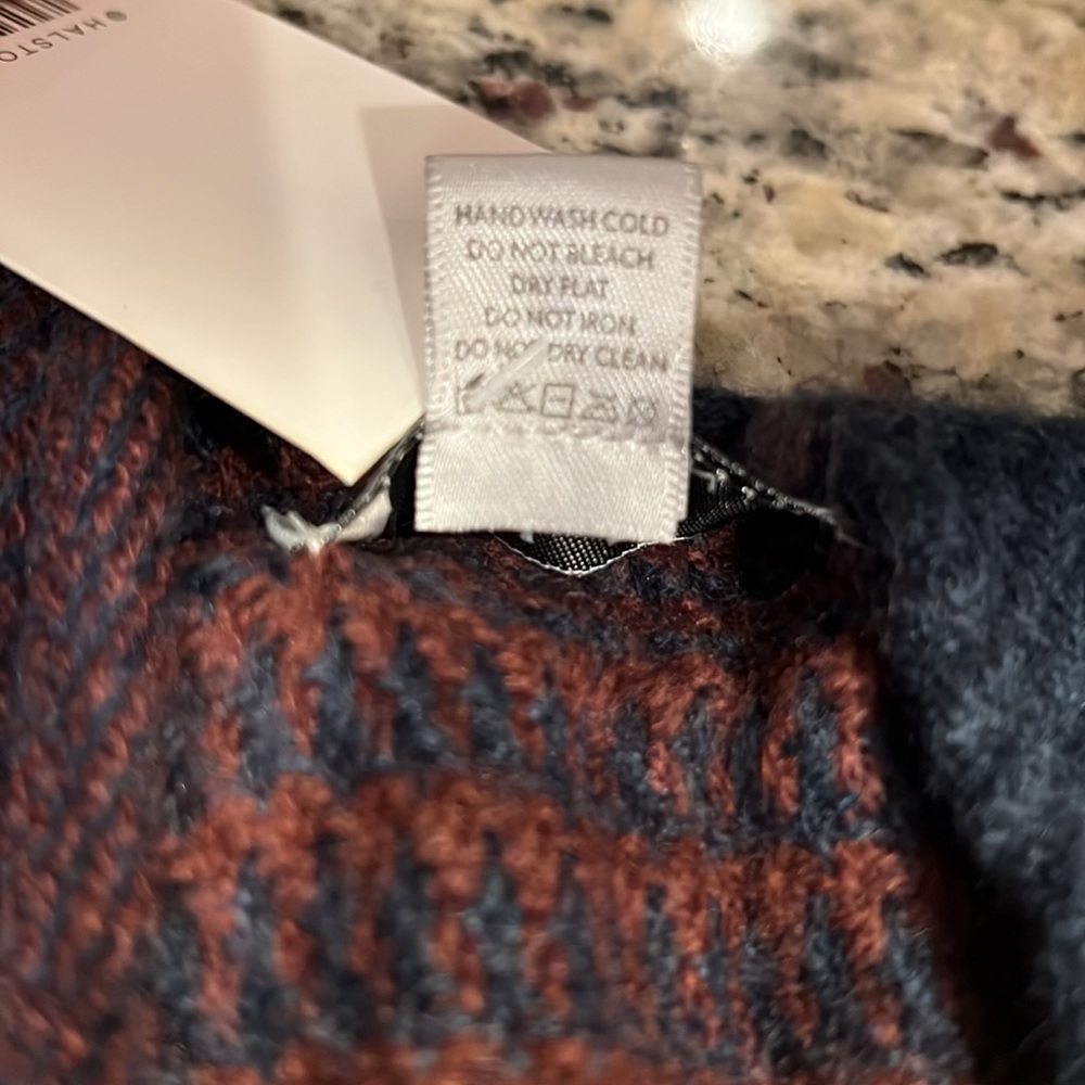 H Halston Ruana - Picture 9 of 10